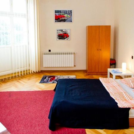B Movie Guest Rooms Cracovie Extérieur photo