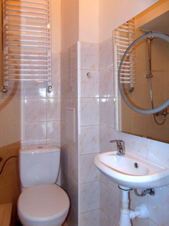 B Movie Guest Rooms Cracovie Extérieur photo