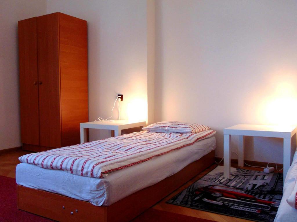 B Movie Guest Rooms Cracovie Chambre photo