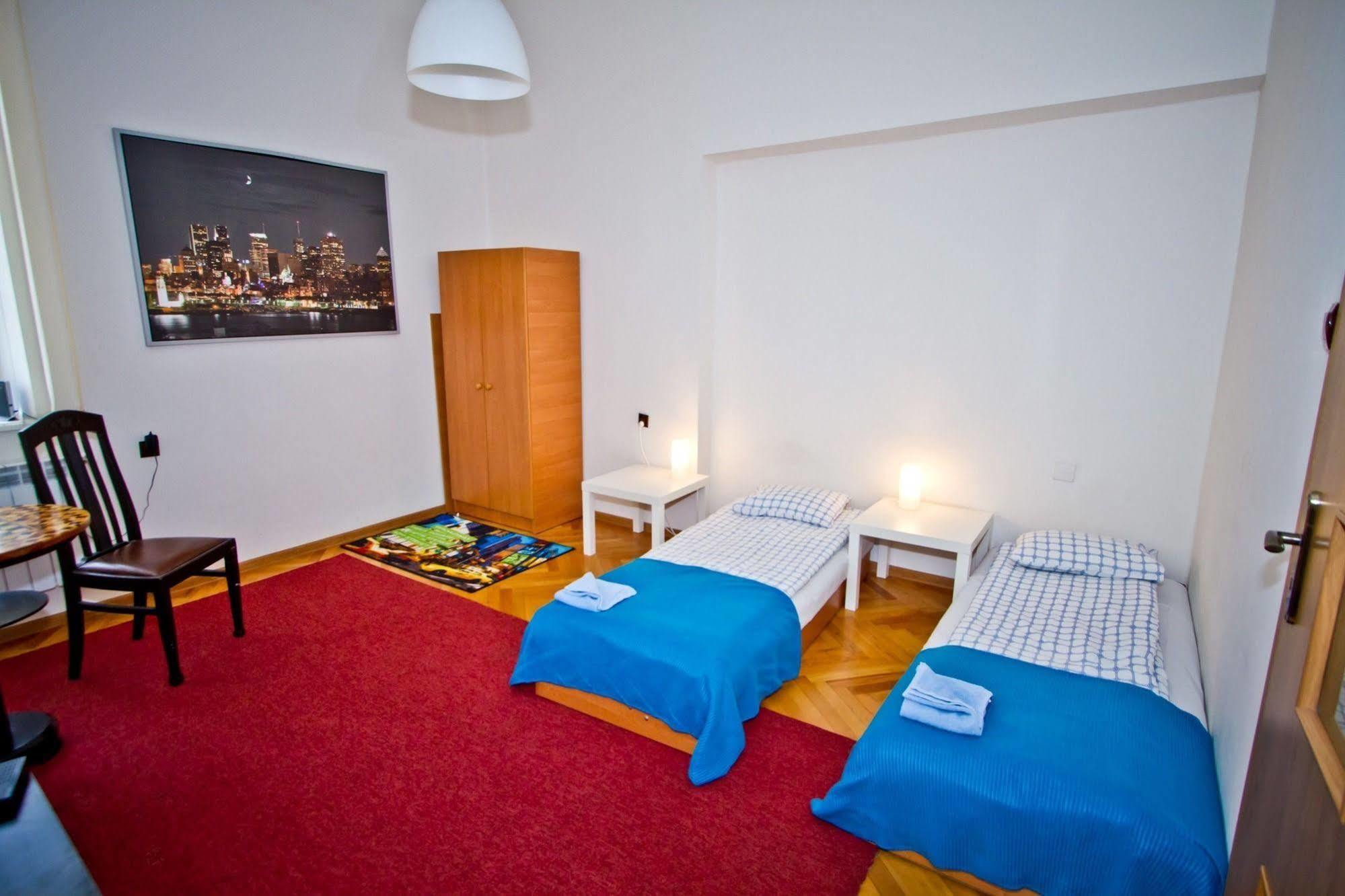 B Movie Guest Rooms Cracovie Extérieur photo