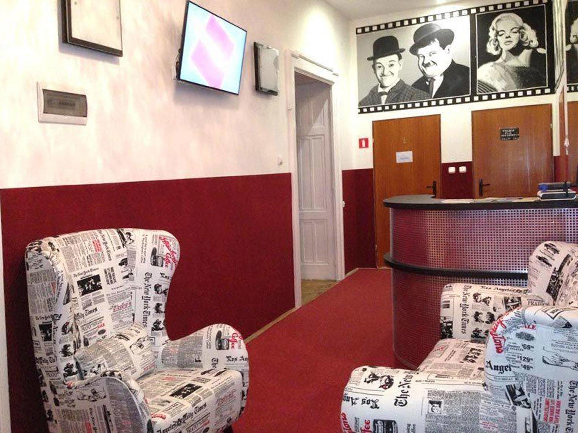 B Movie Guest Rooms Cracovie Extérieur photo