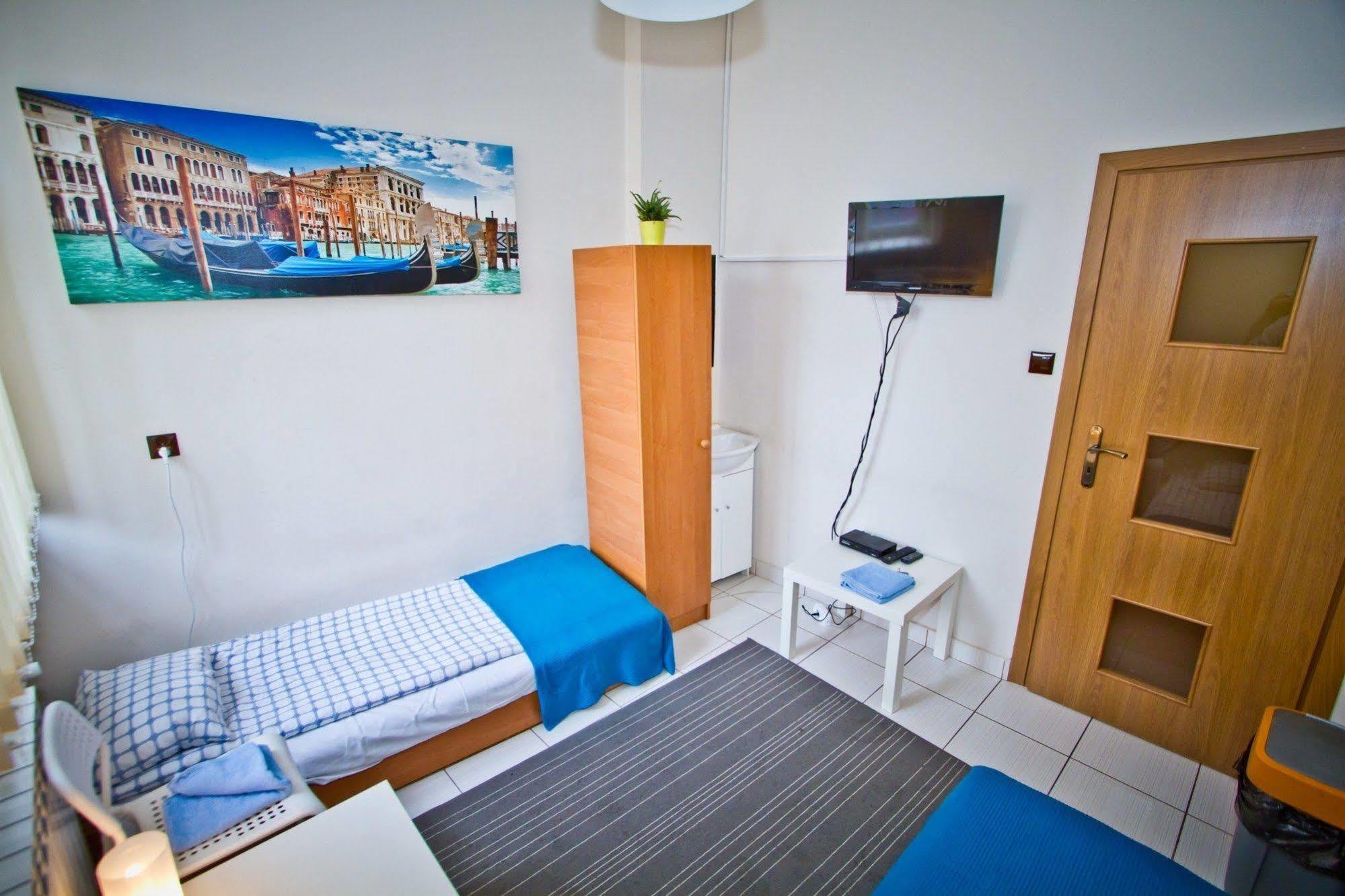 B Movie Guest Rooms Cracovie Extérieur photo