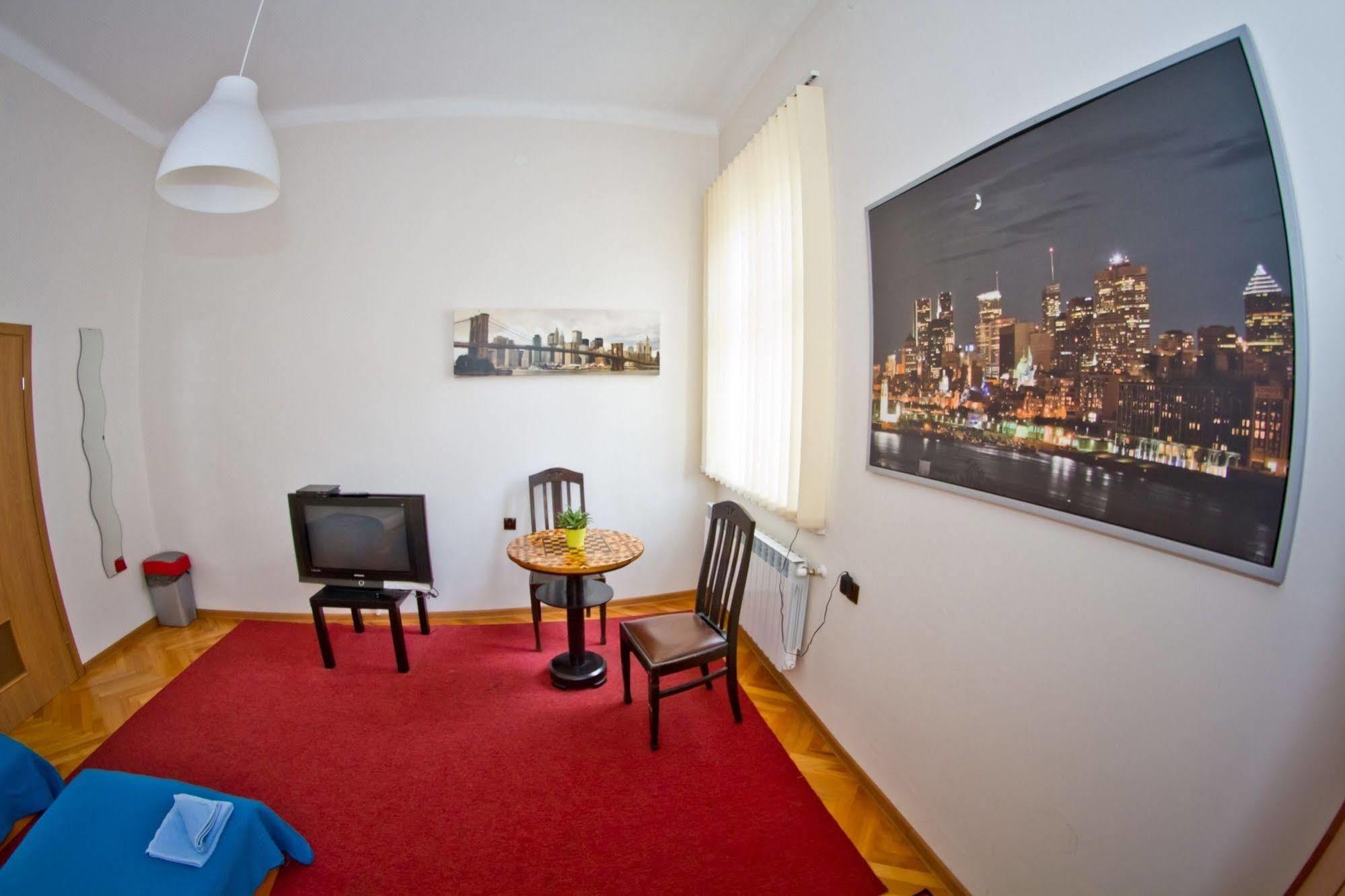B Movie Guest Rooms Cracovie Extérieur photo
