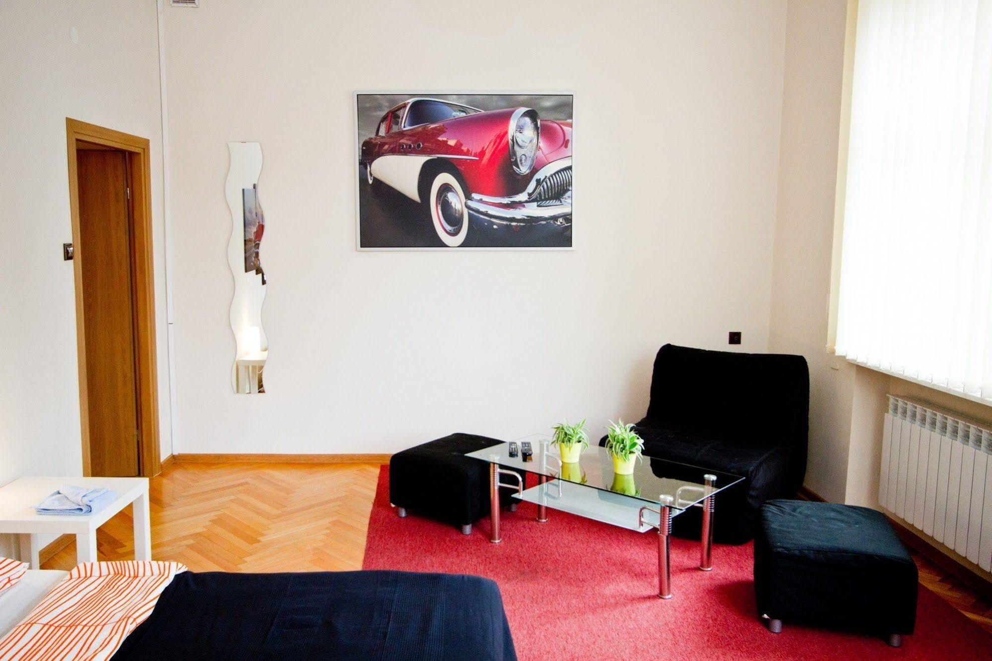 B Movie Guest Rooms Cracovie Extérieur photo