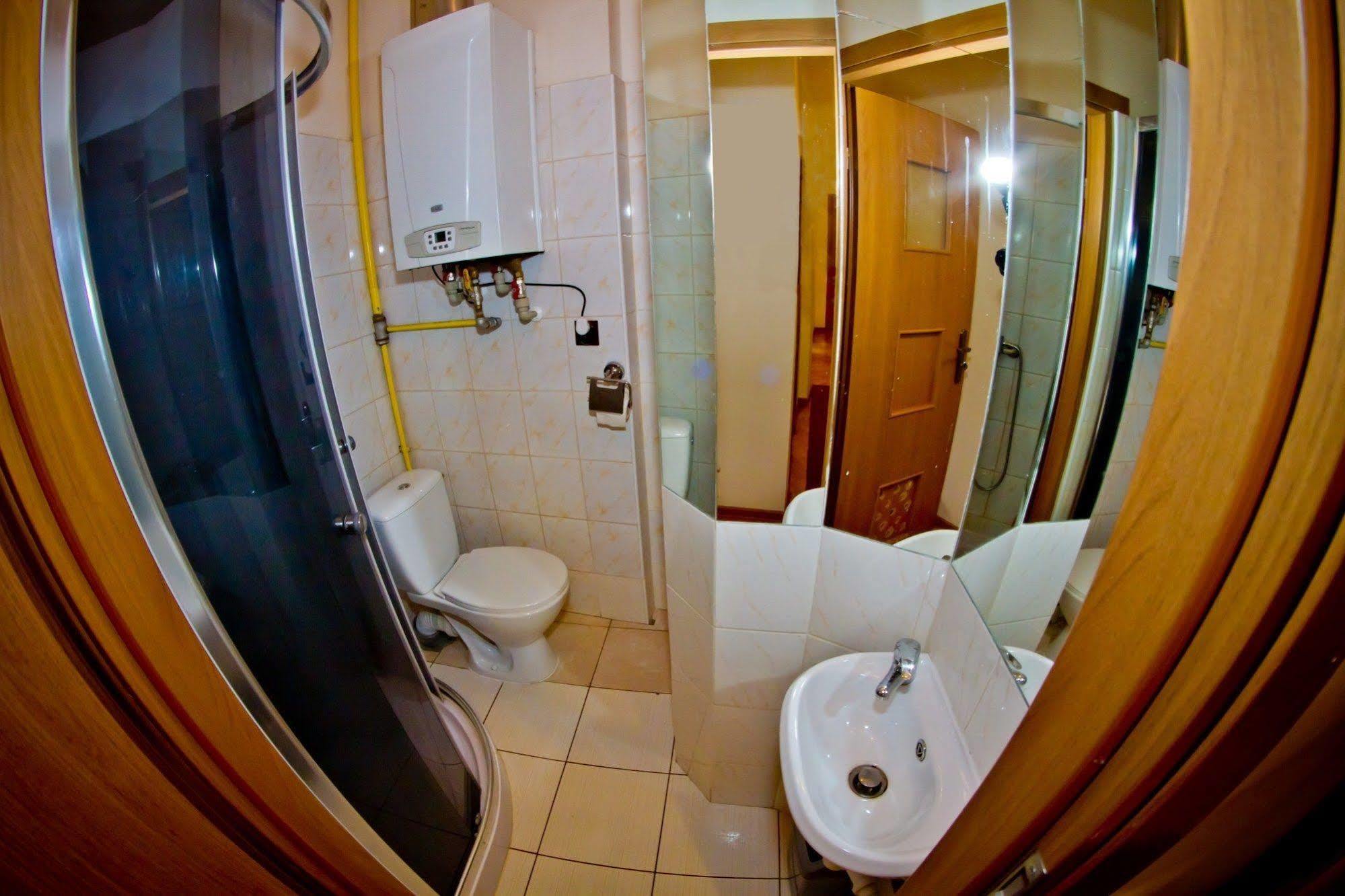 B Movie Guest Rooms Cracovie Extérieur photo
