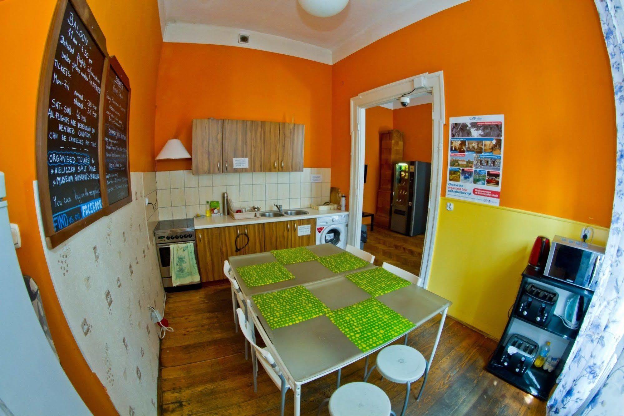 B Movie Guest Rooms Cracovie Extérieur photo