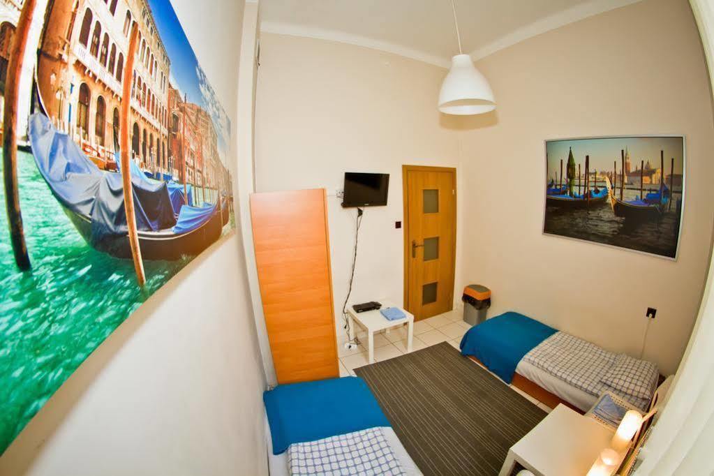 B Movie Guest Rooms Cracovie Extérieur photo